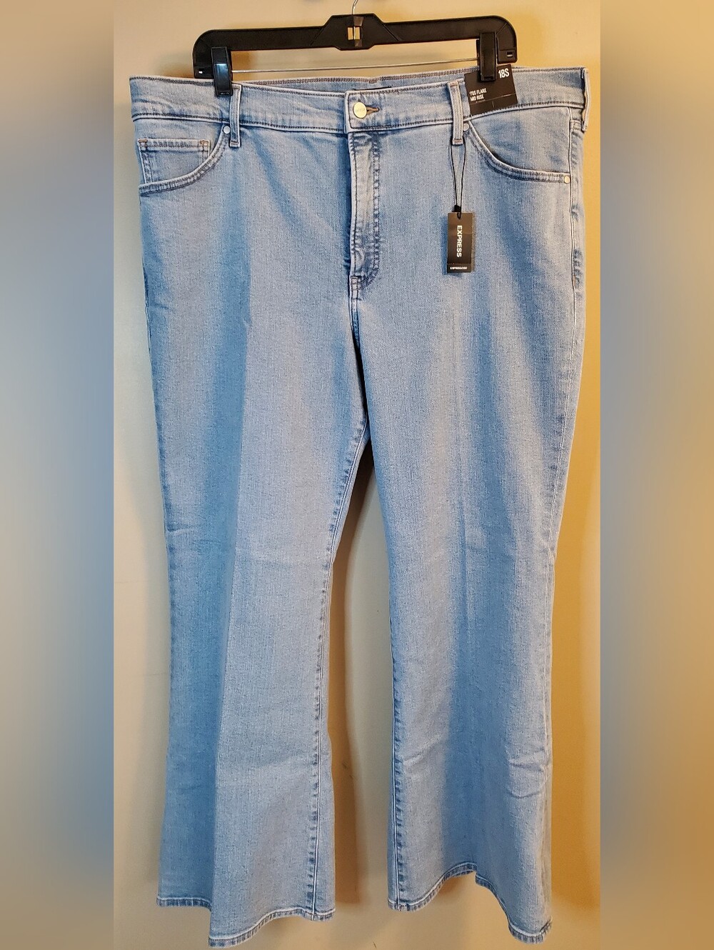 Express Women's 18 Short Flare Jeans Light Wash Mid Rise Stretch Denim NWT 30 In